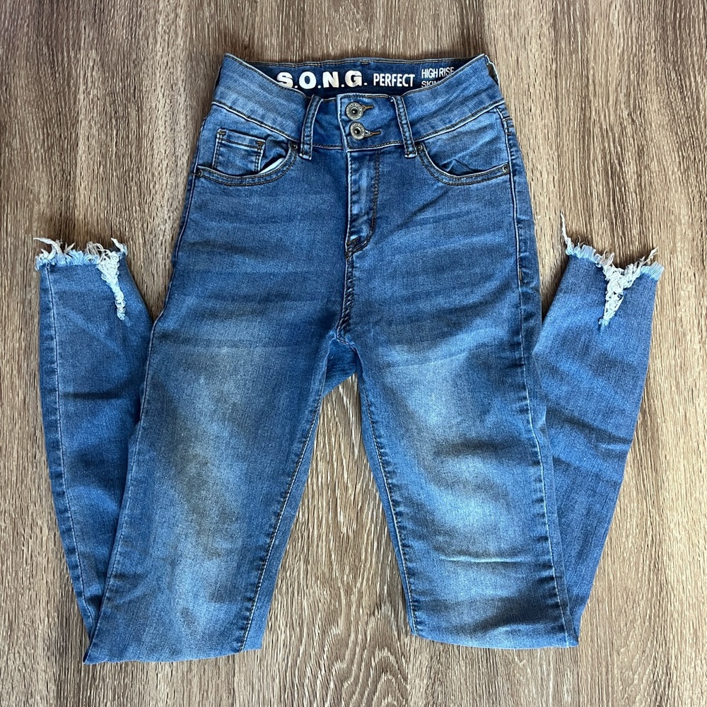 Medium wash skinny jeans
